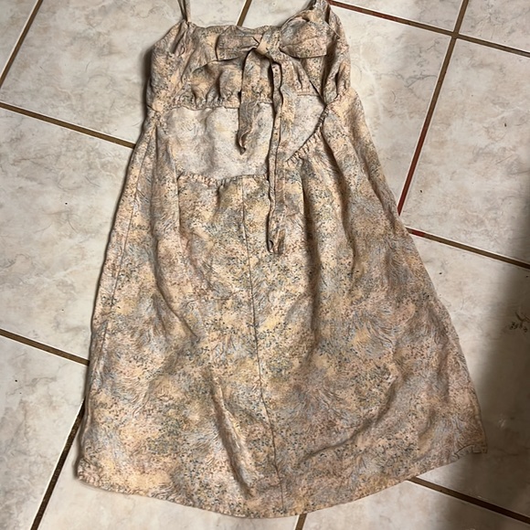 H&M medium dress. Ties a bow in back. - Picture 6 of 9